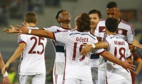 Pemain Bayern Munchen merayakan gol yang mereka cetak ke gawang AS Roma dalam lanjutan Liga Champions di Stadion Olimpico, Rabu (22/10).