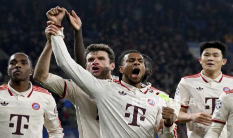 Pemain Bayern Munchen Michael Olise (tengah) merayakan gol ketiga timnya bersama Thomas Muller dalam laga Liga Champions melawan Shakhtar Donetsk di Veltins Arena, Gelsenkirchen, Rabu (11/12/2024) dini hari WIB.