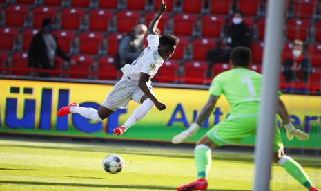 Pemain Bayern Munich Alphonso Davies berusaha mencetak gol ke gawang FC Union Berlin selama pertandingan sepak bola Bundesliga Jerman antara Union Berlin dan Bayern Munich di Berlin, Jerman, Ahad (17/5). Dalam pertandingan tersebut Bayern Munich menang 2-0. Bundesliga Jerman menjadi liga sepak bola utama pertama di dunia yang melanjutkan setelah suspensi dua bulan karena pandemi Covid-19. 