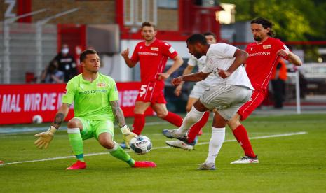  Pemain Bayern Munchen Serge Gnabry berusaha mencetak gol ke gawang FC Union Berlin selama pertandingan sepak bola Bundesliga Jerman antara Union Berlin dan Bayern Munich di Berlin, Jerman, Ahad (17/5). Dalam pertandingan tersebut Bayern Munich menang 2-0. Bundesliga Jerman menjadi liga sepak bola utama pertama di dunia yang melanjutkan setelah suspensi dua bulan karena pandemi Covid-19. 