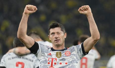 Pemain Bayern Robert Lewandowski merayakan setelah mencetak gol. Bayern Muenchen berpeluang melampaui rekor gol saat menjamu FC Cologne dalam laga pekan kedua Liga Jerman di Allianz Arena, Ahad (22/8) besok.