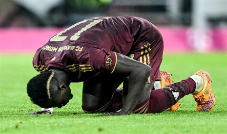  Pemain Bayern Munchen Sadio Mane melakukan sujud syukur.