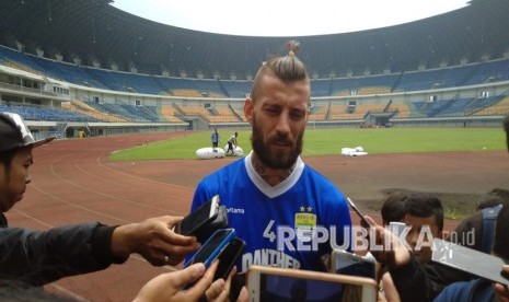 Pemain bek Persib, Bojan Malisic di Gelora Bandung Lautan Api, Gedebage, Bandung, Rabu (25/4).