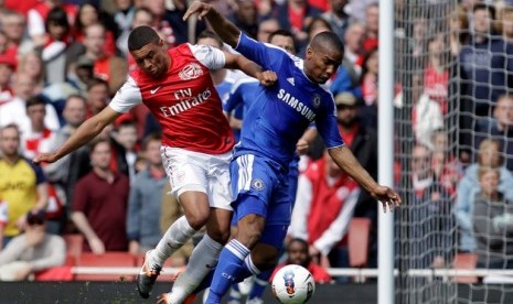 Pemain belakang Arsenal Gibbs berebut bola dengan penyerang Chelsea Florent Malouda di Emirates Stadium, Sabtu (21/4)