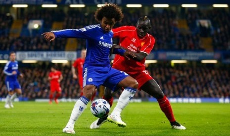 Pemain belakang Liverpool mencoba merebut bola dari pemain Chelsea