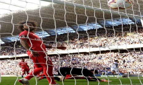 Pemain Belakang Madrid Marcelo dan penjaga gawang Thibaut Courtois bereaksi dalam pertandingan antara Real Sociedad dan Real Madrid di Anoeta Stadium, San Sebastian, Basque, Senin (13/5)