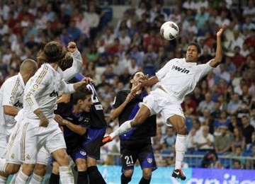 Pemain belakang Real Madrid dari Prancis, Raphael Varane (kanan), ketika menjebol gawang Rayo Vallecano di stadion Santiago Bernabeu, beberapa waktu lalu.