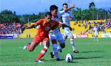 Pemain belakang Semen Padang FC, Hengki Ardiles (kiri), mencoba melewati hadangan pemain lawan dalam laga Piala AFC 2013. 