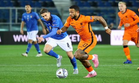 Pemain Belanda Memphis Depay (kedua kanan) dibayangi gelandang Italia Jorginho dalam pertandingan UEFA Nations League. 