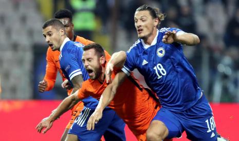 Pemain Belanda Stefan de Vrij (tengah) dijaga dua pemain Bosnia dan Herzegovina Milan Djuric (kanan) dan Rade Krunic dalam pertandingan Grup A1 UEFA Nations League di Zenica, Bosnia dan Herzegovina, Ahad (11/10). 