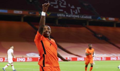 Pemain Belanda Steven Bergwijn merayakan golnya ke gawang Polandia pada laga UEFA Nations League, Sabtu (5/9) dini hari WIB. 