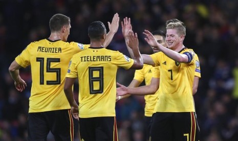 Pemain Belgia Kevin De Bruyne (kanan) merayakan kemenangan dengan rekan setim usai mencetak gol keempatnya dalam kualifikasi grup Piala Eropa 2020 antara Skotlandia versus Belfia di Stadion Hampden Park, Glasgow, Senin (9/9) waktu setempat.