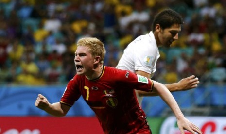 Pemain Belgia, Kevin De Bruyne (kiri), berlari merayakan golnya ke gawang Amerika Serikat di laga babak 16 besar Piala Dunia 2014 Brasil di Arena Fonte Nova, Salvador, Selasa (1/7). 