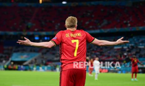 Pemain Belgia Kevin De Bruyne memberi isyarat saat pertandingan perempat final kejuaraan sepak bola Euro 2020 antara Belgia dan Italia di Allianz Arena di Munich, Jerman, Sabtu (3/7) dini hari WIB.