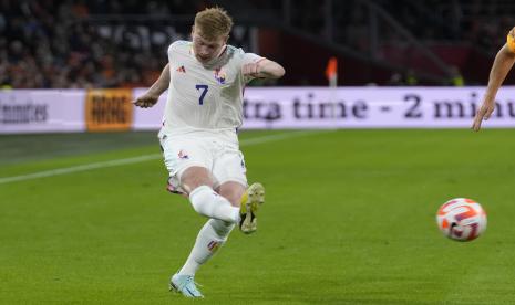 Pemain Belgia Kevin de Bruyne mengoper bola saat pertandingan UEFA Nations League antara Belanda dan Belgia di Johan Cruyff ArenA di Amsterdam, Belanda, Ahad, 25 September 2022. 