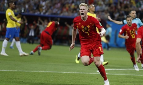  Pemain Belgia Kevin De Bruyne (tengah) melakukan selebrasi setelah mencetak gol ke gawang Brasil di babak perempatfinal, Sabtu (7/7) WIB dini hari. 