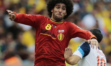 Pemain Belgia Marouane Fellaini beradu memperebutkan bola dengan pemain Rusia Alexander Samedov