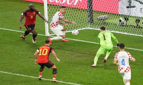 Pemain Belgia Romelu Lukaku (9) dan rekan setimnya Eden Hazard (10) menyerang saat pemain Kroasia Dejan Lovren (6), penjaga gawang Dominik Livakovic (1) dan Ivan Perisic (4) bertahan selama pertandingan sepak bola grup F Piala Dunia antara Kroasia dan Belgia di Ahmad Stadion Bin Ali di Al Rayyan, Qatar, Kamis, 1 Desember 2022. 