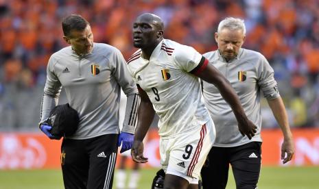  Pemain Belgia Romelu Lukaku meninggalkan lapangan untuk mendapatkan bantuan medis setelah mengalami cedera saat pertandingan sepak bola UEFA Nations League antara Belgia dan Belanda, di Stadion King Baudouin di Brussels, Sabtu (4/6) dini hari WIB. 