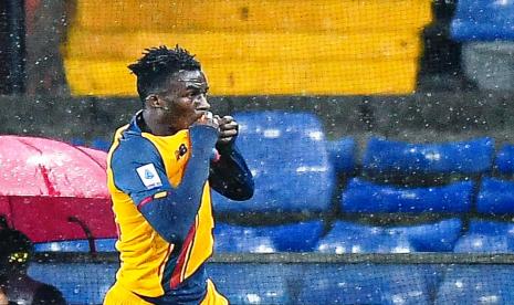 Pemain belia AS Roma Felix Afena Gyan merayakan golnya ke gawang Genoa. Roma menaklukkan Genoa 2-0 di Stadion Luigi Ferraris lewat gol Felix.