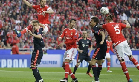  Pemain Benfica dan Muenchen berebut bola di ajang perempat final Liga Champions di Luz Stadium, Lisbon, Kamis (13/4) waktu setempat. 