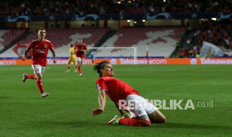 Darwin Nunez (kanan) rekrutan termahal Liverpool.