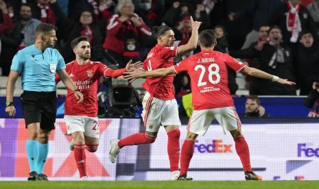 Pemain Benfica Darwin Nunez, tengah, melakukan selebrasi setelah mencetak gol pertama timnya pada perempat final Liga Champions, leg pertama, pertandingan sepak bola antara Benfica dan Liverpool di stadion Luz di Lisbon, Selasa, 5 April 2022. 