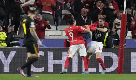 Pemain Benfica Roman Yaremchuk, kanan, melakukan selebrasi setelah mencetak gol kedua timnya pada pertandingan leg pertama babak 16 besar Liga Champions antara Benfica dan Ajax di stadion Luz di Lisbon, Rabu, 23 Februari 2022.