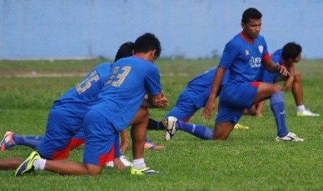 Pemain berlatih fisik di Stadion Gajayana, Malang, Jawa Timur, Kamis (6/3).