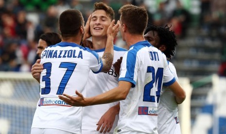 Pemain bertahan Atalanta, Mattia Caldara (tengah).