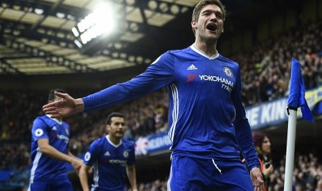 Pemain bertahan Chelsea, Marcos Alonso melakukan selebrasi usai menjebol gawang Arsenal di derbi London, Sabtu (4/2). Chelsea unggul satu gol di babak pertama.