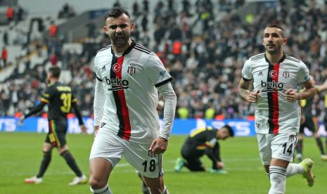 Pemain Besiktas Ghezzal merayakan gol ke gawang Ajax Amsterdam pada pertandigan kelima fase Grup C Liga Champions di Stadion Vodafone Park, Turki, Kamis (25/11) dini hari WIB