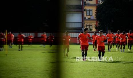  Para pemain Bhayangkara FC saat sesi latihan di Stadion PTIK, bulan lalu. Seluruh pemain dan staf Bhayangkara FC menjalani tes virus corona, Senin (30/3). Hasilnya negatif.