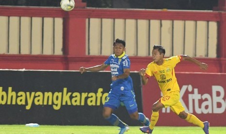 Pemain Bhayangkara FC Wahyu Subo Seto (kanan) mencoba melewati Pemain Persib Bandung Febri Haryadi pada pertandngan lanjutan Liga I Indonesia di Stadion PTIK, Jakarta, Rabu (23/10/2019). 