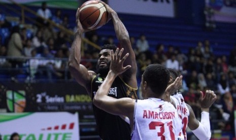 Pemain Bima Perkasa Jogja, Atnthony McDonald berusaha memasukkan bola saat berhadapan dengan Hangtuah pada Seri 2 IBL Pertalite di Bandung, Sabtu (16/12).