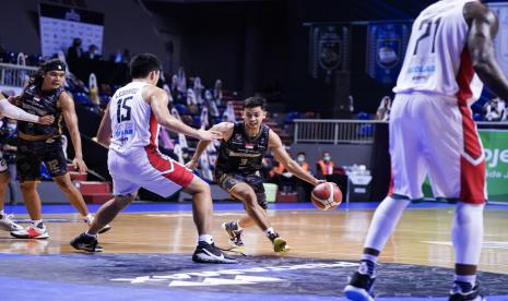 Pemain Bima Perkasa Jogja Nuke Tri Saputra (tengah) membawa bola dalam play-off IBL melawan Louvre Dewa United.