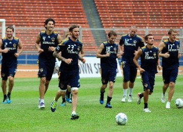 Pemain Bintang David Beckham (tiga kiri) saat melakukan sesi latihan sekaligus uji coba lapangan bersama Timnya LA Galaxy, di Stadion Utama Gelora Bung Karno (SUGBK), Jakarta, Selasa (29/11).