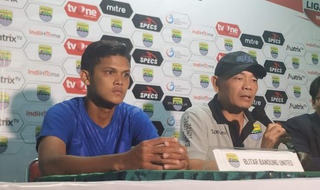 Pemain Blitar Bandung United Aziz Hutagalung (kiri) dan pelatih Blitar Bandung United Liestiadi (kanan) di Stadion Siliwangi, Kota Bandung, Jumat (23/8).