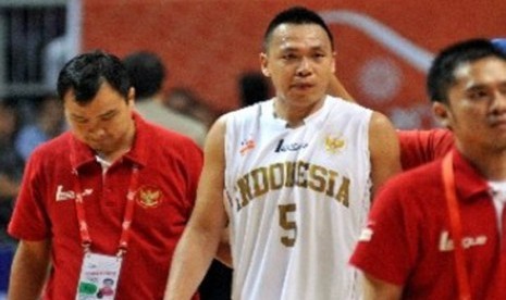 Mantan pemain bola basket Indonesia, Andi Poedjakesuma (tengah).