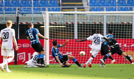 Pemain Bologna asal Gambia, Musa Juwara (ketiga kanan), mencetak gol ke gawang Inter Milan, Bologna mengalahkan Inter 2-1. 