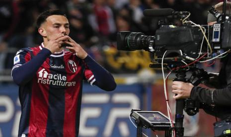 Pemain Bologna, Nicola Sansone, melakukan selebrasi usai menjebol gawang Inter Milan dalam laga Serie A Italia di Stadion Renato Dall