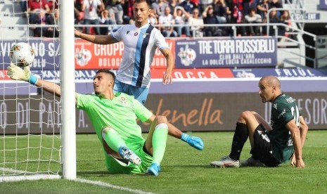 Pemain Bologna Rodrigo Palacio (kanan) mencetak gol ke gawang SS Lazio di Stadion Dall'Ara di Bologna, Italia, Ahad (6/10). 