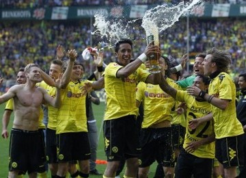 Pemain Borussia Dortmund berpesta usai memastikan gelar juara Bundesliga musim ini. 