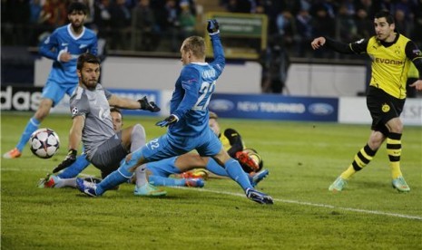 Pemain Borussia Dortmund, Henrikh Mkhitaryan (kanan), menjebol gawang Zenit St Petersburg di leg pertama babak 16 besar Liga Champions di Stadion Petrovsky, St. Petersburg, Rusia, Selasa (25/2). 