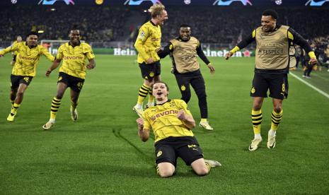 Pemain Borussia Dortmund Marcel Sabitzer (tengah) merayakan golnya ke gawang Atletico Madrid dalam pertandingan leg kedua perempat final Liga Champions.