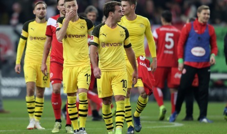 Pemain Borussia Dortmund, Mario Goetze (tengah), tertunduk lesu usai menelan kekalahan dari Fortuna Duesseldorf di Duesseldorf, Jerman, Selasa (18/12). 