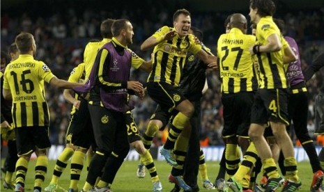 Pemain Borussia Dortmund melakukan selebrasi usai menghadapi Real Madrid di leg kedua babak semifinal Liga Champions di Santiago Bernabeu, Madrid, Selasa (30/4). 