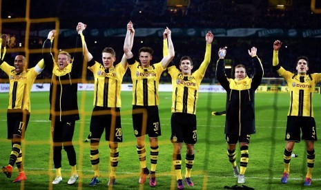 Pemain Borussia Dortmund merayakan kemenangan atas Bayern Muenchen pada laga Bundesliga di Signal Iduna Park, Sabtu (19/11). Dortmund menang dengan skor tipis, 1-0.