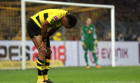 Pemain Borussia Dortmund Pierre-Emerick Aubameyang mencetak gol ketika timnya menghadapi RB Leipzig pada lanjutan Bundesliga di Signal Iduna Parka, Ahad (15/10) dini hari WIB. Dua gol Aubameyang tidak berhasil menyelamatkan Dortmund dari kekalahan. Leipzig menang 2-3.