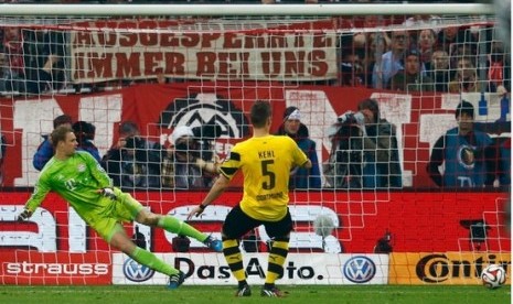 Pemain Borussia Dortmund Sebastiane Kehl berhasil melaksanakan tugasnya menjadi eksekutor penalti dengan mengelabui kiper Bayern Muenchen Manuel Neuer di semifinal Piala Jerman.